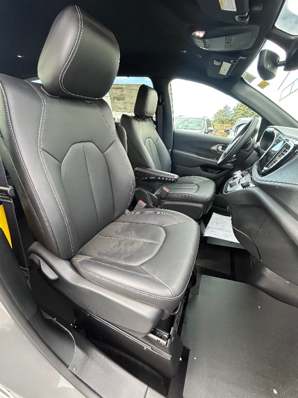 Grey Chrysler Pacifica image number 18