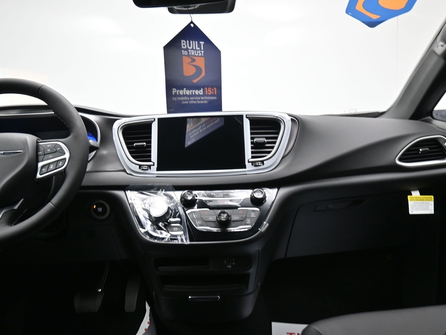 Silver Chrysler Voyager image number 13