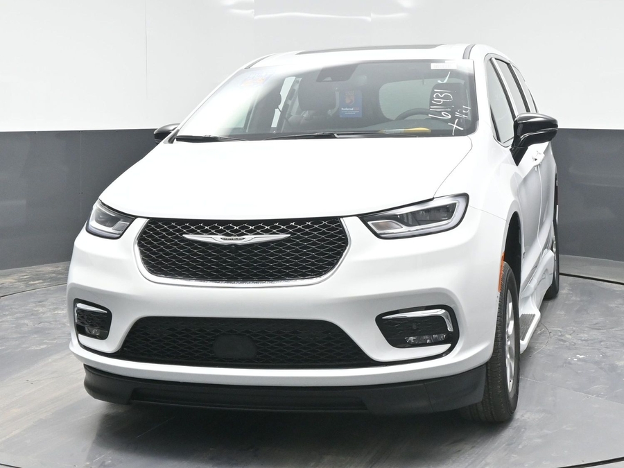 White Chrysler Pacifica image number 1