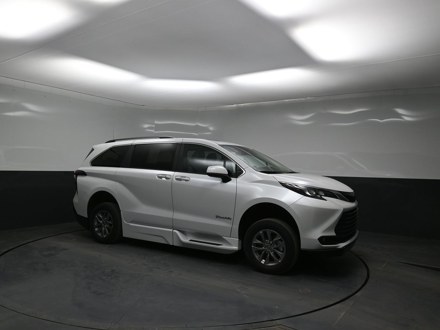 New 2026 Toyota Sienna Hybrid XLE Add - BraunAbility Side Entry Entry Fold Out Automatic Ramp