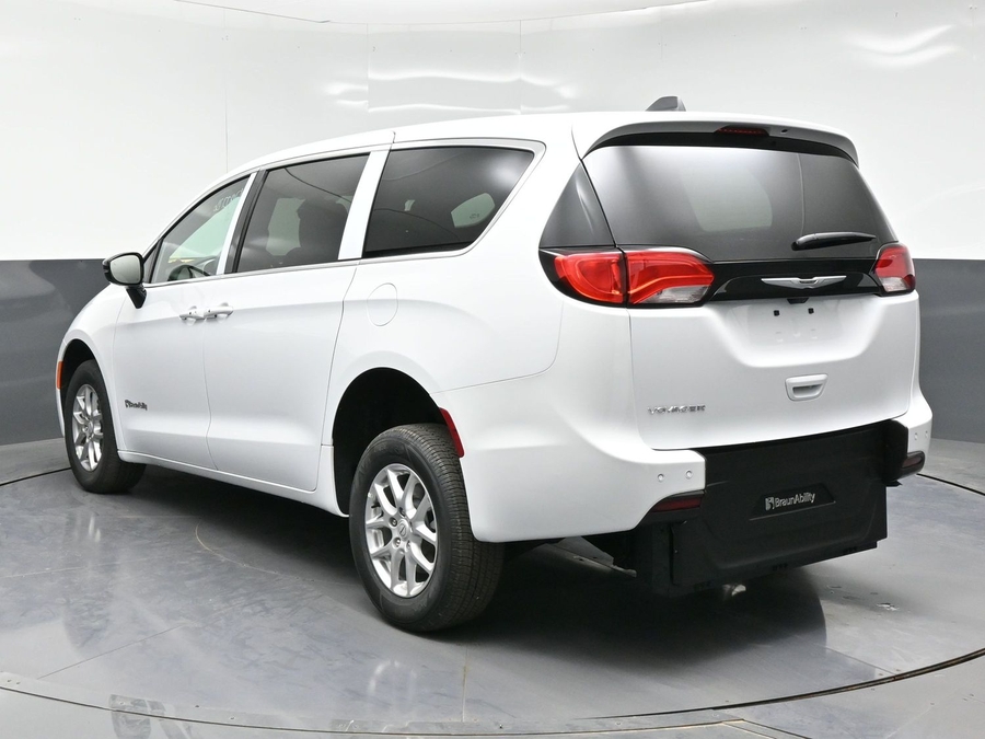 White Chrysler Voyager image number 4