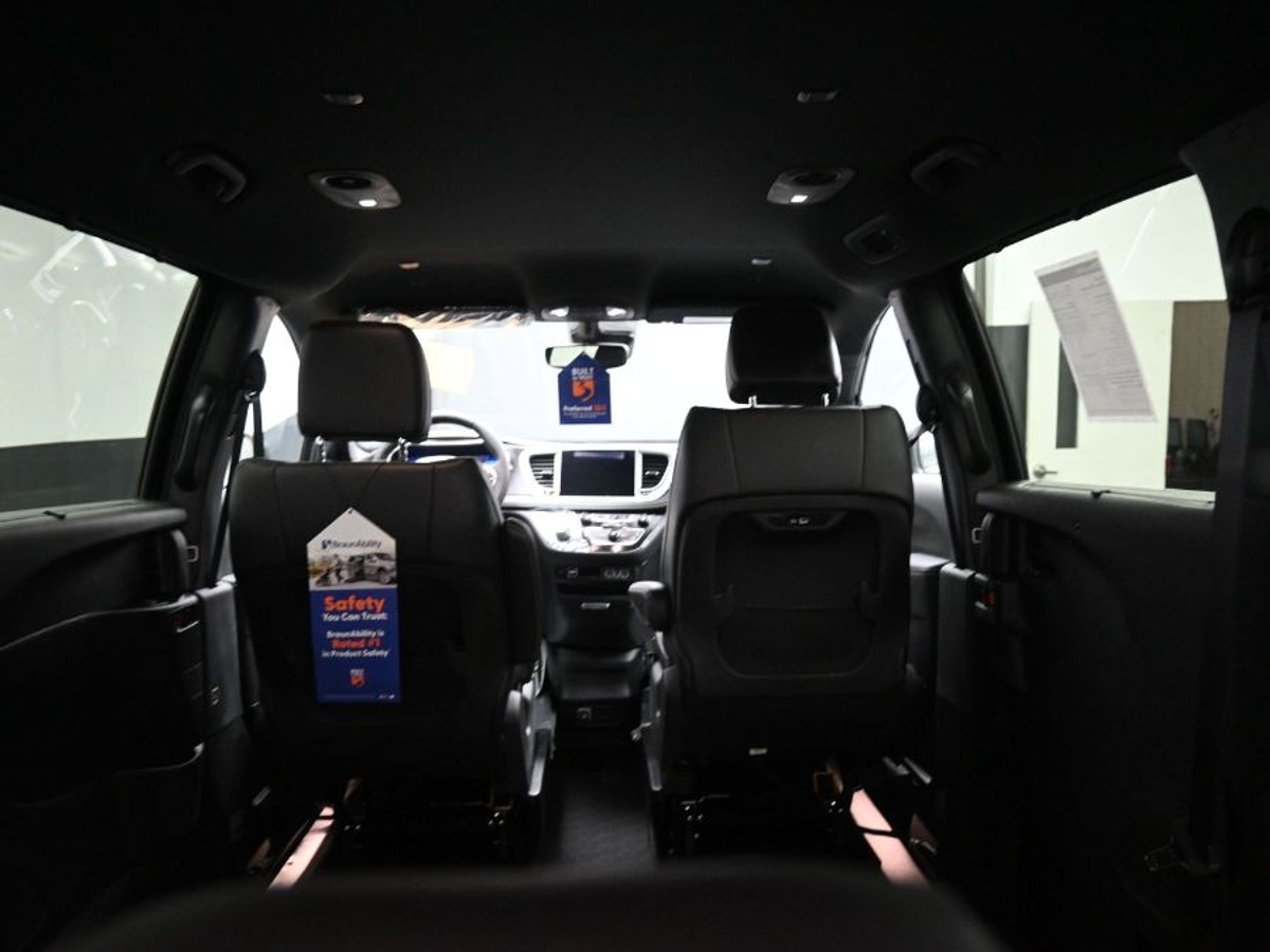 Black Chrysler Pacifica image number 14