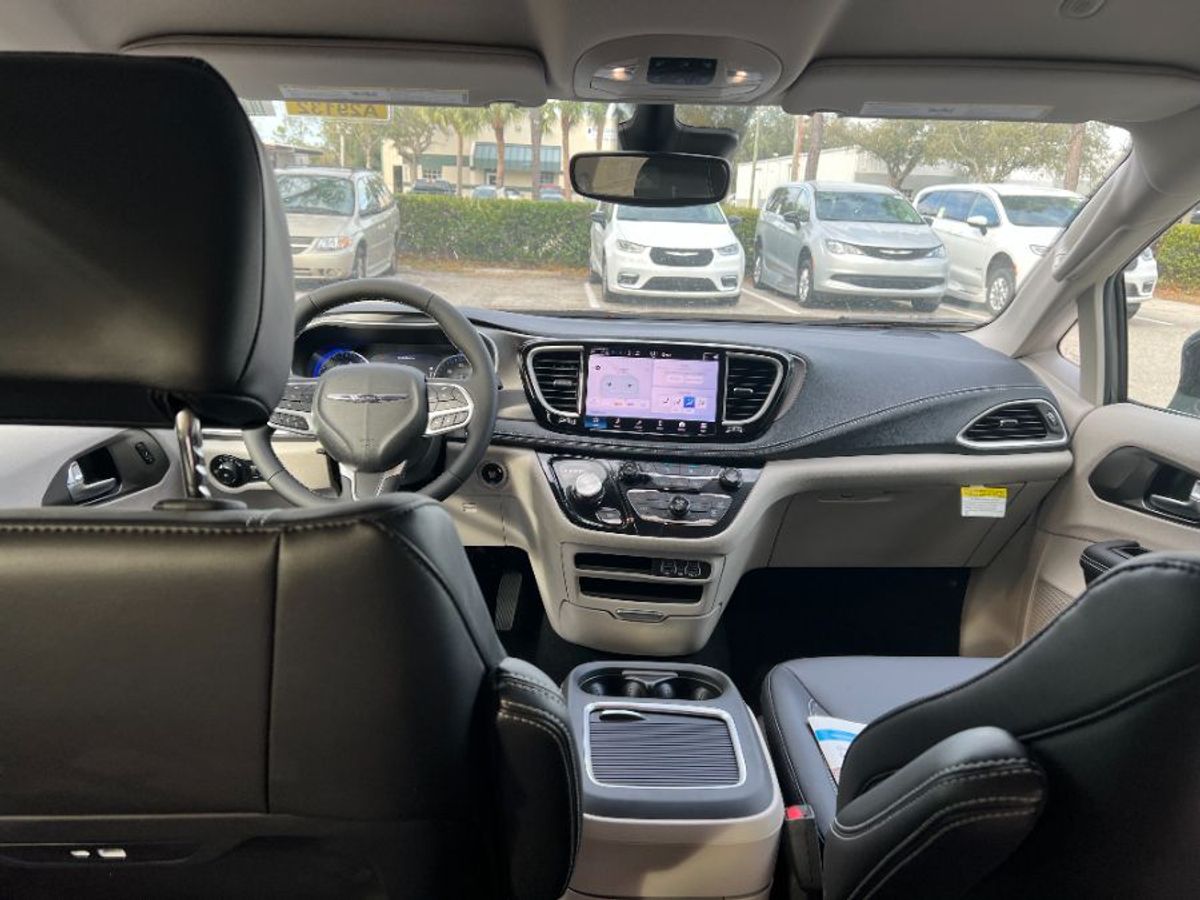 Grey Chrysler Pacifica image number 7