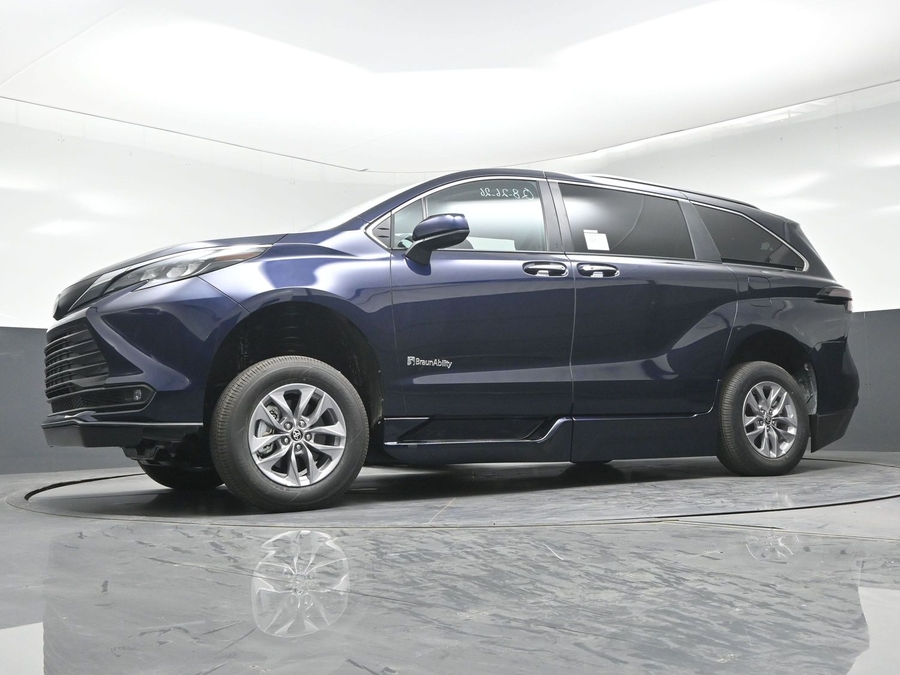 New 2026 Toyota Sienna Hybrid XLE Base - BraunAbility Side Entry In Floor Automatic Ramp