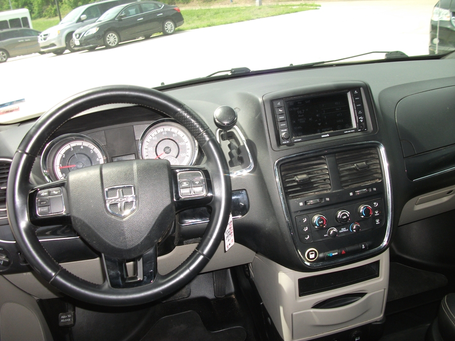 Used 2019 Dodge Grand Caravan SXT - BraunAbility Side Entry Entry Fold Out Automatic Ramp