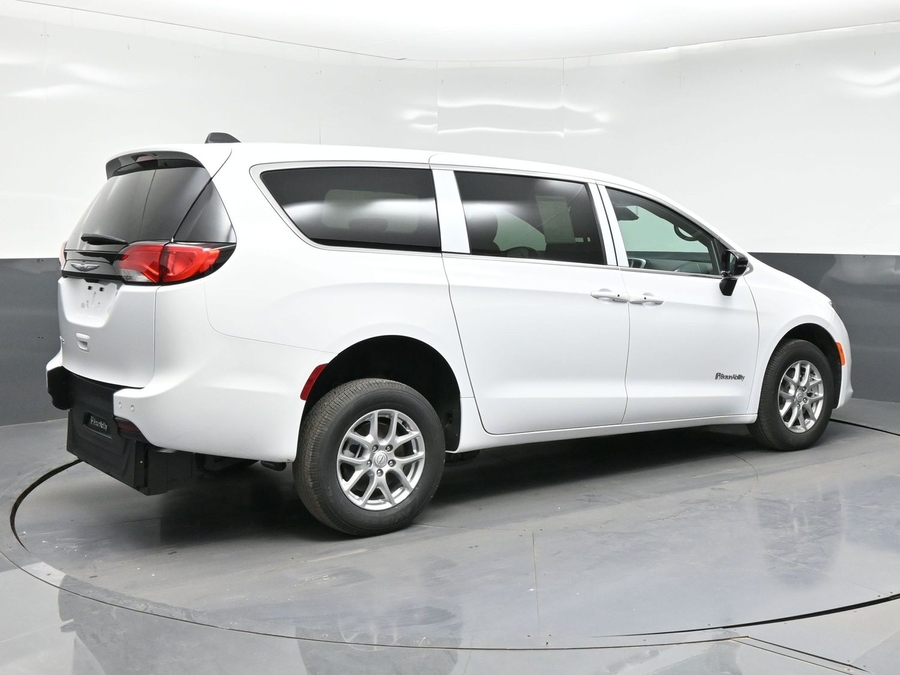 White Chrysler Voyager image number 4