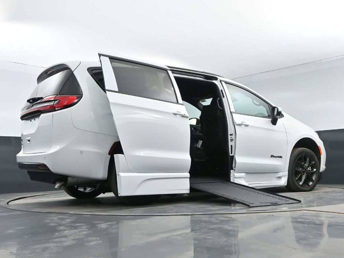 White Chrysler Pacifica image number 13