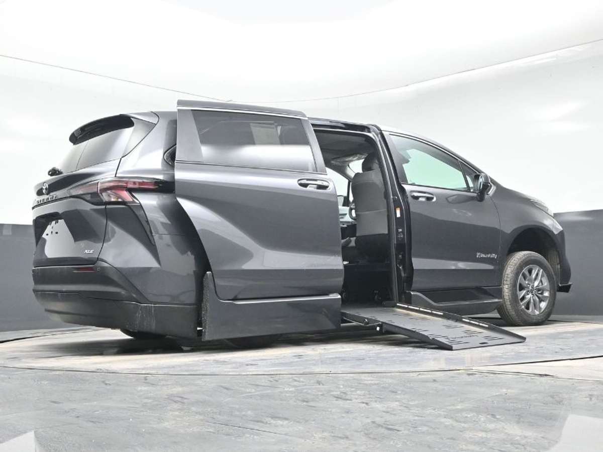 Grey Toyota Sienna image number 21