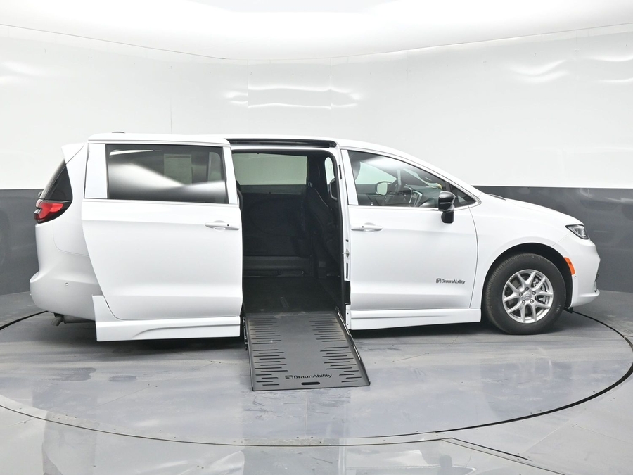 White Chrysler Pacifica image number 7