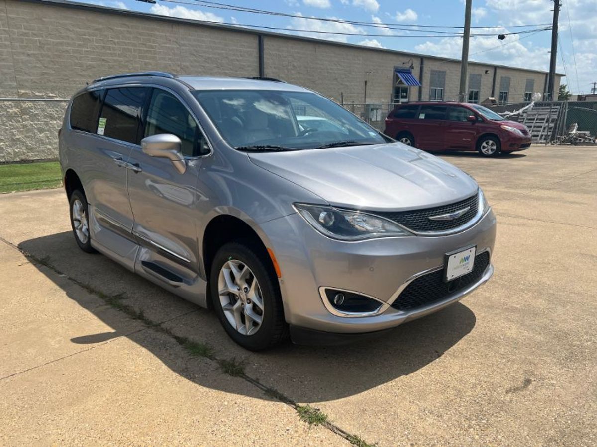 Silver Chrysler Pacifica image number 3