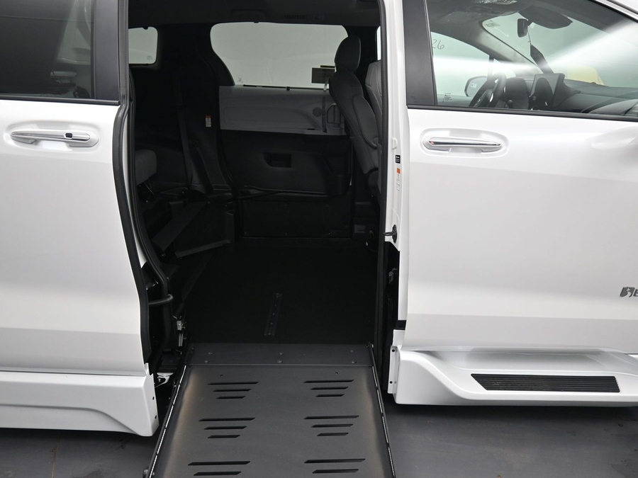 New 2026 Toyota Sienna Hybrid XLE Base - BraunAbility Side Entry Fold Out Automatic Ramp