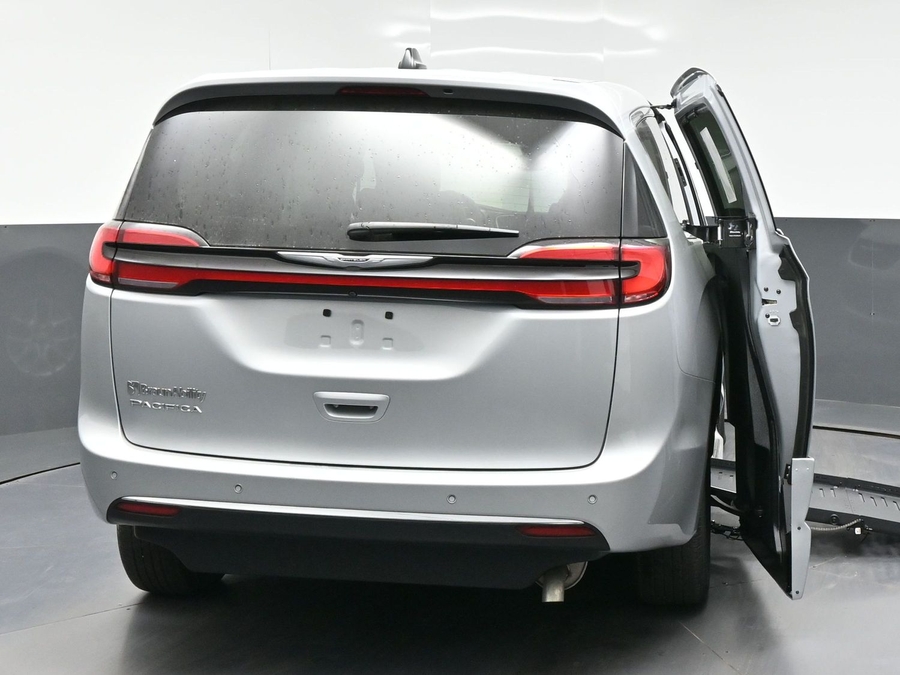 Silver Chrysler Pacifica image number 3