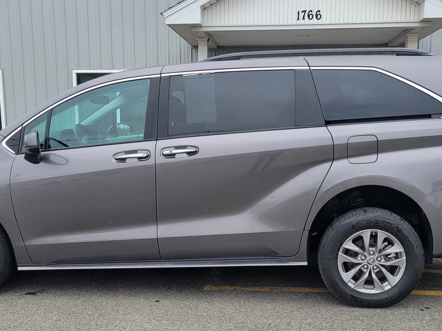 Grey Toyota Sienna image number 10