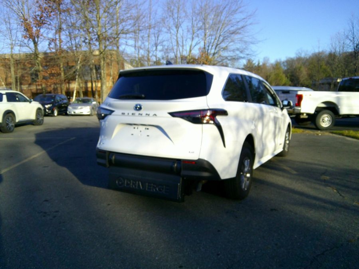 2025 TOYOTA SIENNA - Image 8