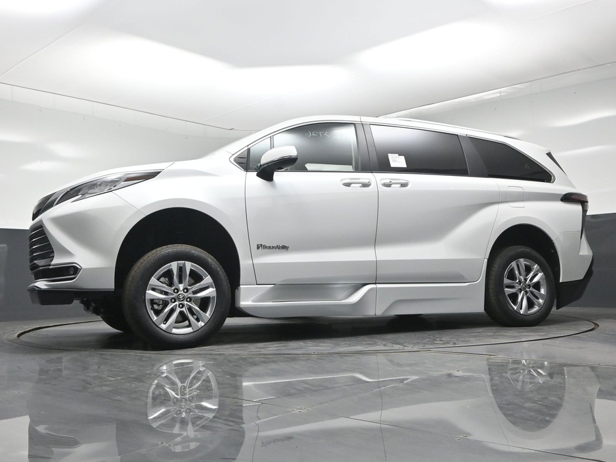 New 2026 Toyota Sienna Hybrid Limited - BraunAbility Side Entry Fold Out Automatic Ramp