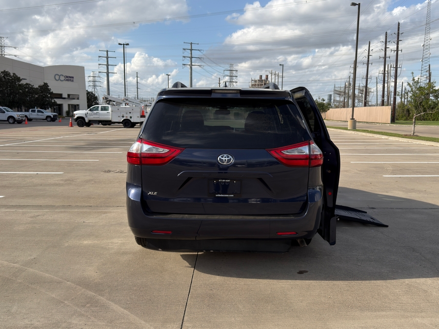 Used 2018 Toyota Sienna XLE Base - BraunAbility Side Entry Entry Fold Out Automatic Ramp