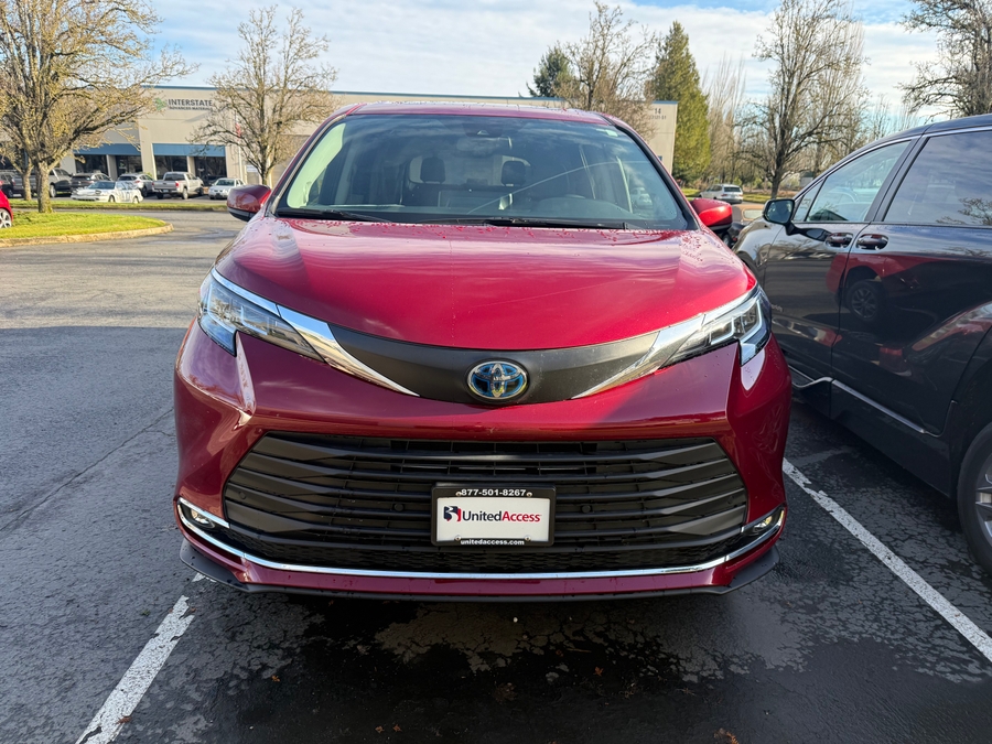 Used 2021 Toyota Sienna Hybrid XLE Base - BraunAbility Side Entry Entry Fold Out Automatic Ramp