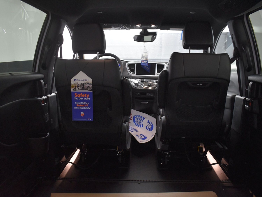 New 2025 Chrysler Pacifica Select Safety - BraunAbility Side Entry Entry In Floor Automatic Ramp