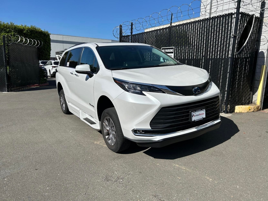 Used 2023 Toyota Sienna Hybrid XLE - BraunAbility Side Entry Entry Fold Out Automatic Ramp