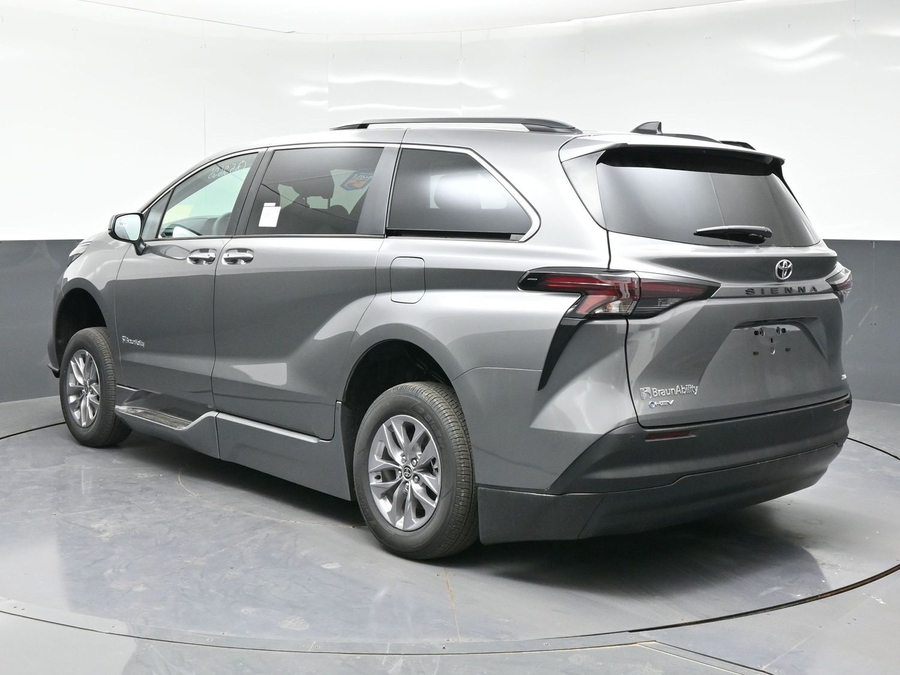 New 2026 Toyota Sienna Hybrid XLE Base - BraunAbility Side Entry Fold Out Automatic Ramp