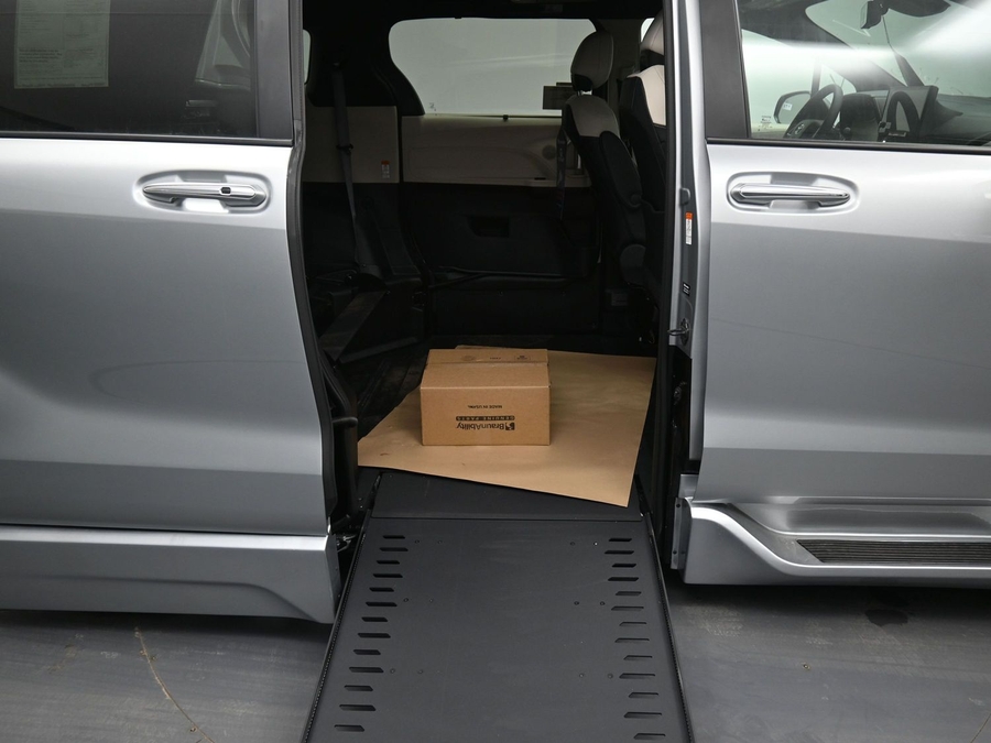 New 2025 Toyota Sienna Hybrid Platinum - BraunAbility Side Entry Entry In Floor Automatic Ramp