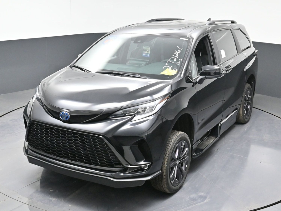 New 2025 Toyota Sienna Hybrid XSE Sport - BraunAbility Side Entry Entry Fold Out Automatic Ramp
