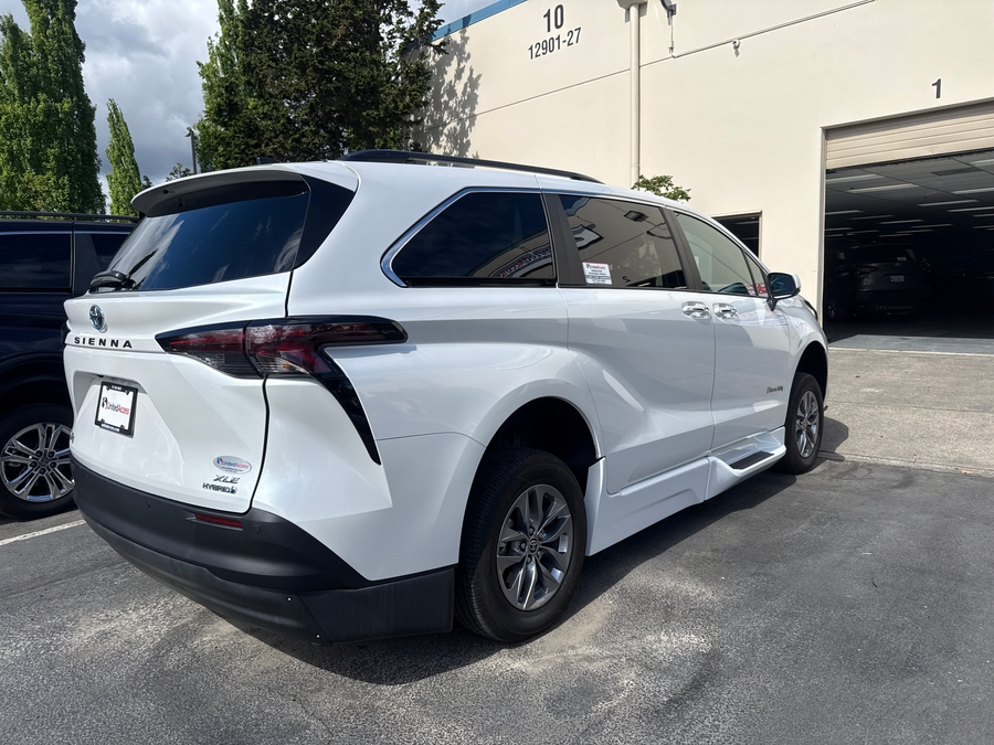 Used 2024 Toyota Sienna Hybrid XLE Plus - BraunAbility Side Entry Entry Fold Out Automatic Ramp