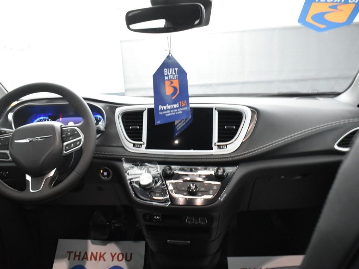 2025 CHRYSLER PACIFICA - Image 24