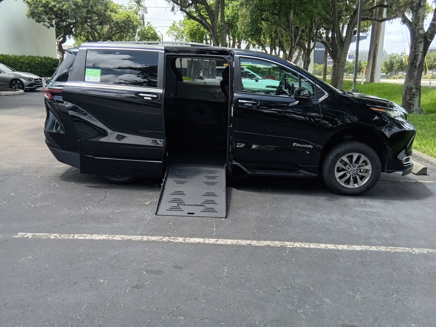 2023 Toyota Sienna XLE - Photo 6