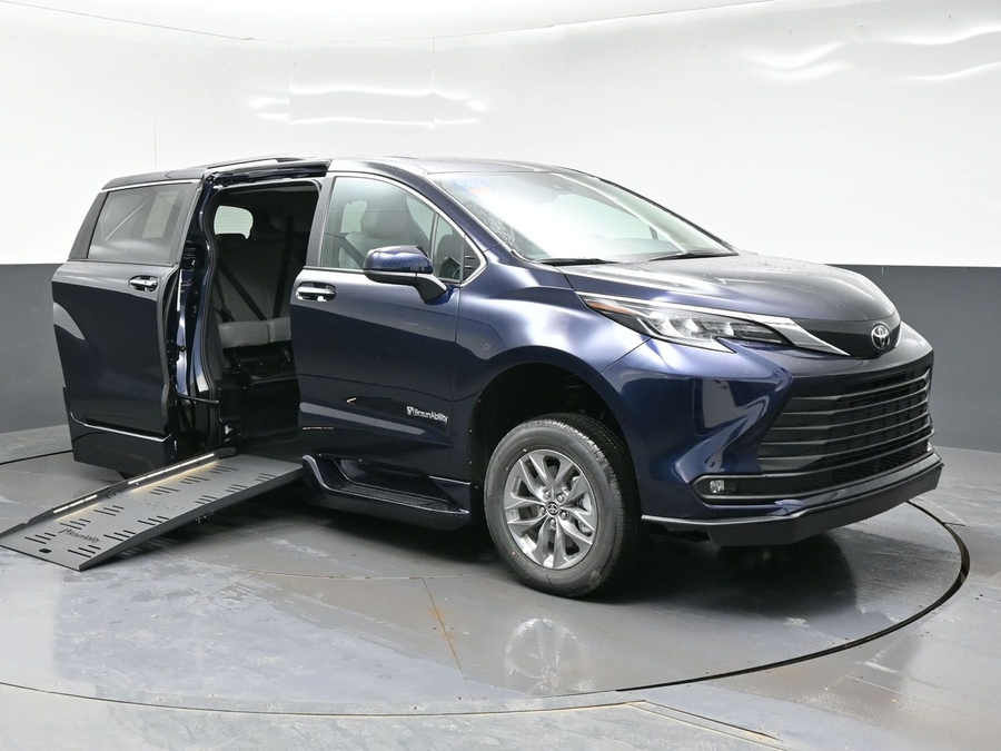 New 2026 Toyota Sienna Hybrid XLE Base - BraunAbility Side Entry Entry Fold Out Automatic Ramp