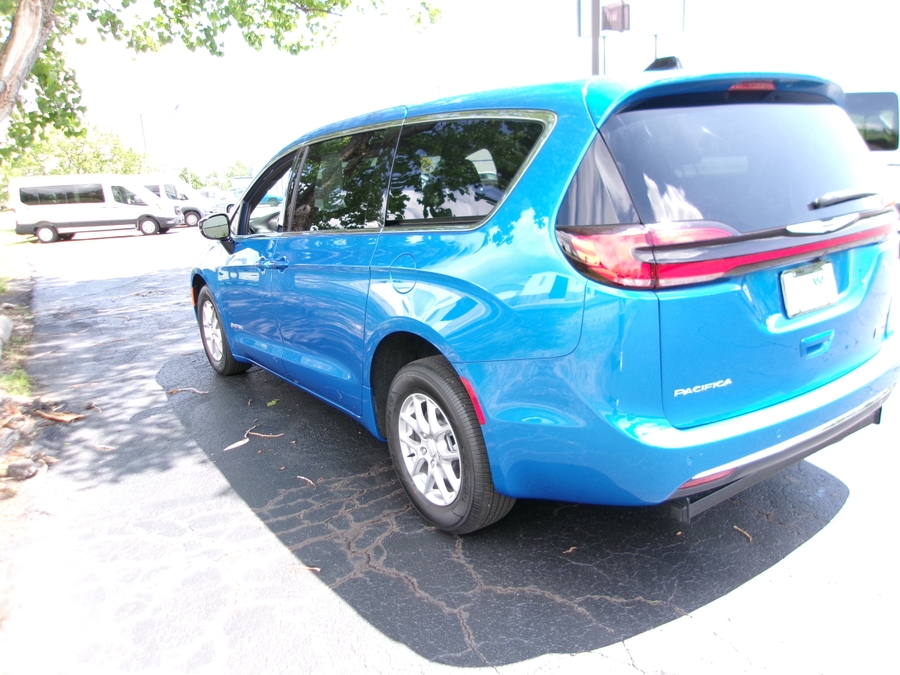 Blue Chrysler Pacifica image number 9