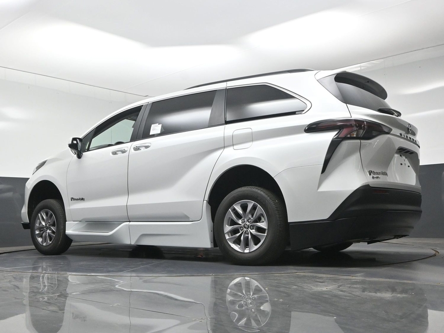 White Toyota Sienna image number 20