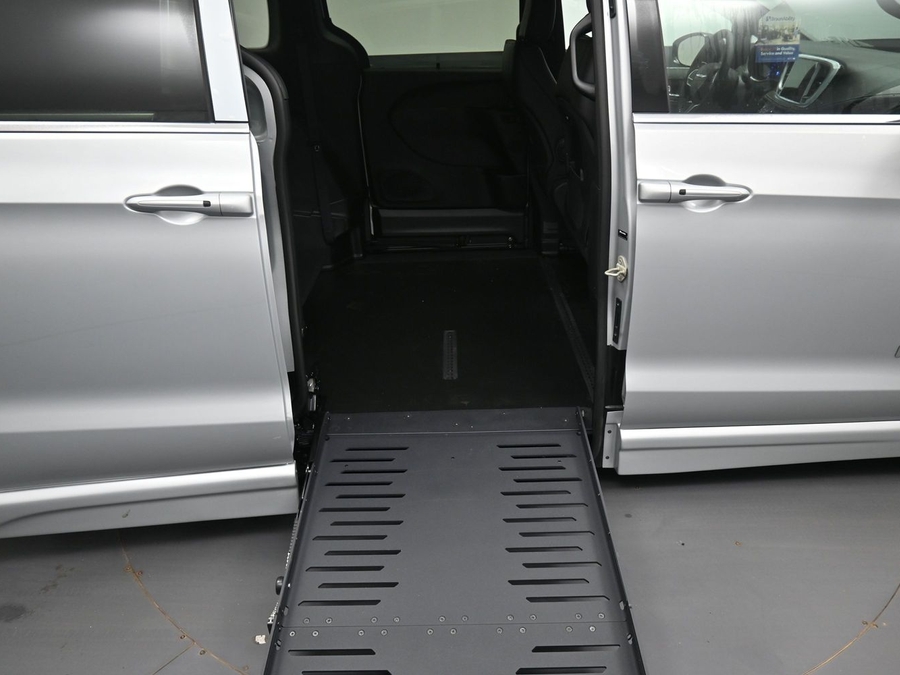 New 2026 Chrysler Pacifica Select - BraunAbility Side Entry Fold Out Automatic Ramp