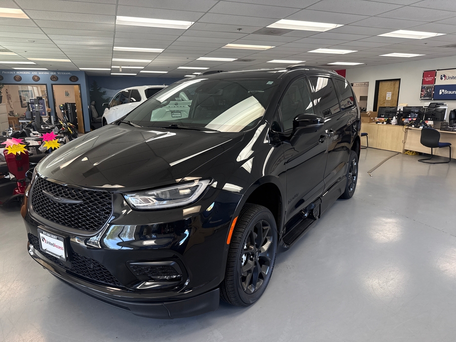 Used 2023 Chrysler Pacifica Touring L Sport - BraunAbility Side Entry Entry In Floor Automatic Ramp