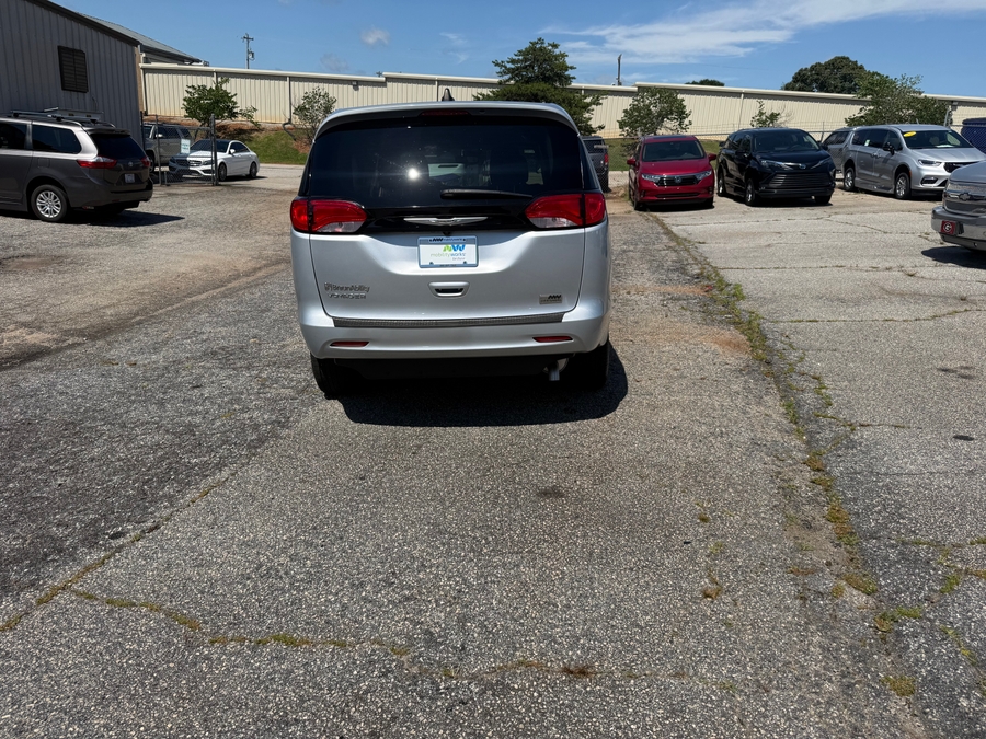 Silver Chrysler Voyager image number 9