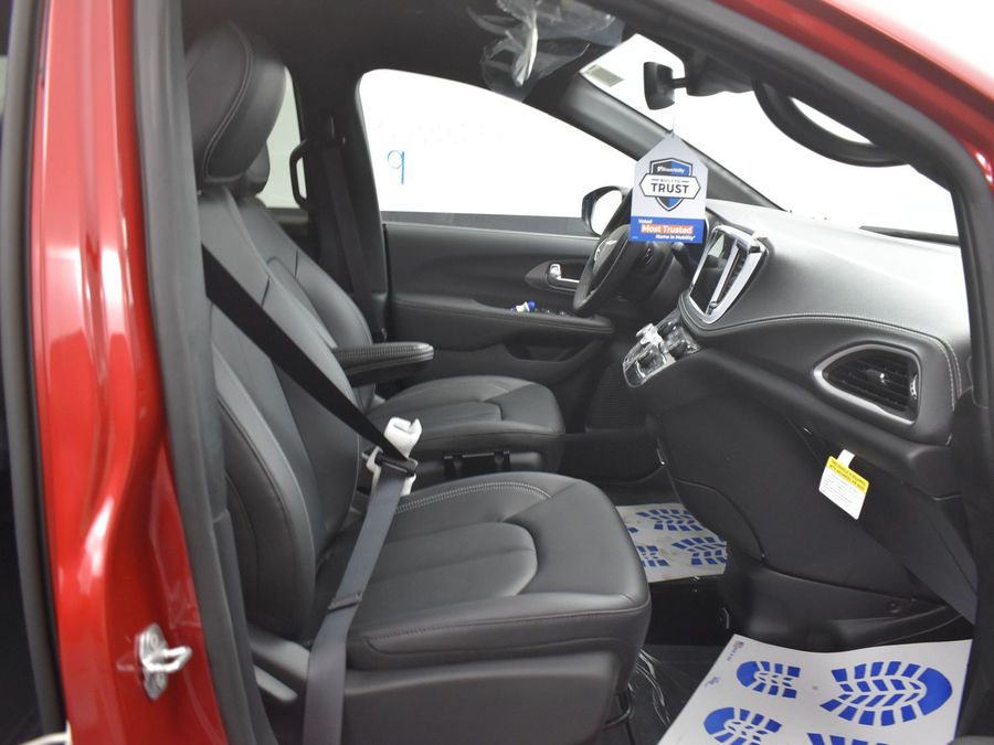 New 2025 Chrysler Pacifica Select Safety - BraunAbility Side Entry Entry Fold Out Automatic Ramp