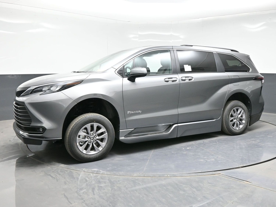 Grey Toyota Sienna image number 10