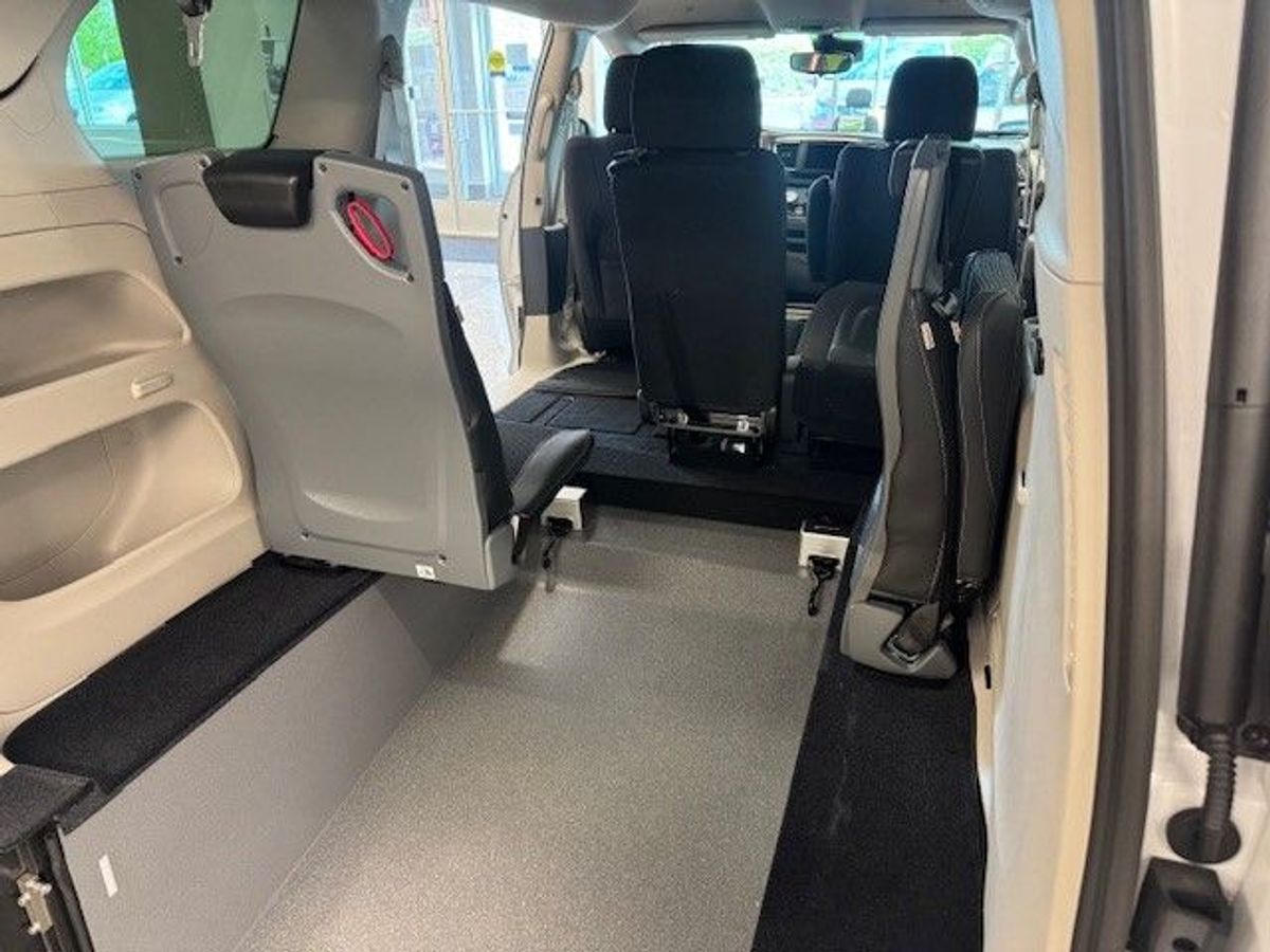 White Chrysler Voyager image number 15