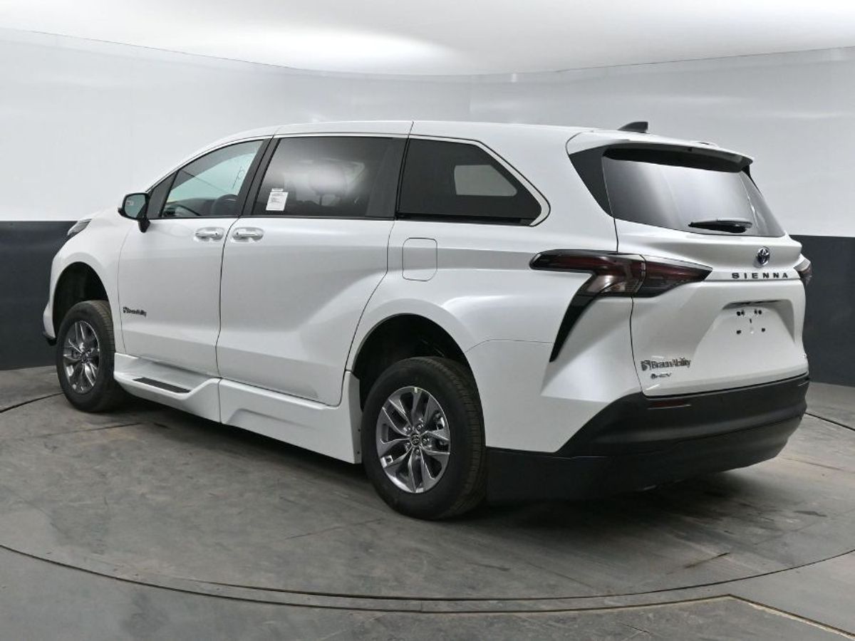 White Toyota Sienna image number 19