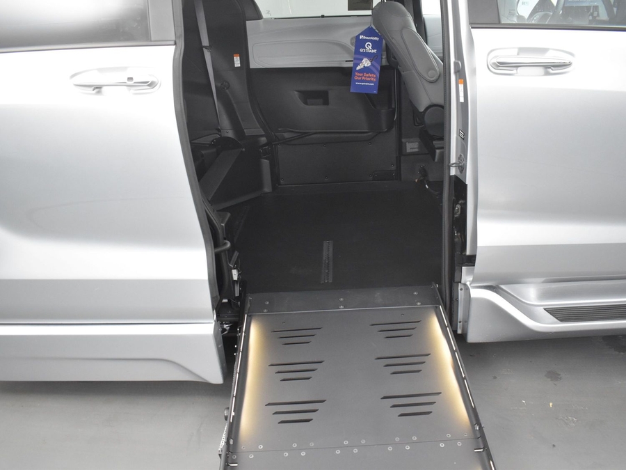 New 2025 Toyota Sienna Hybrid XLE Base - BraunAbility Side Entry Entry Fold Out Automatic Ramp