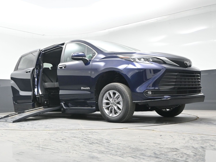 New 2026 Toyota Sienna Hybrid XLE Plus - BraunAbility Side Entry Entry Fold Out Automatic Ramp