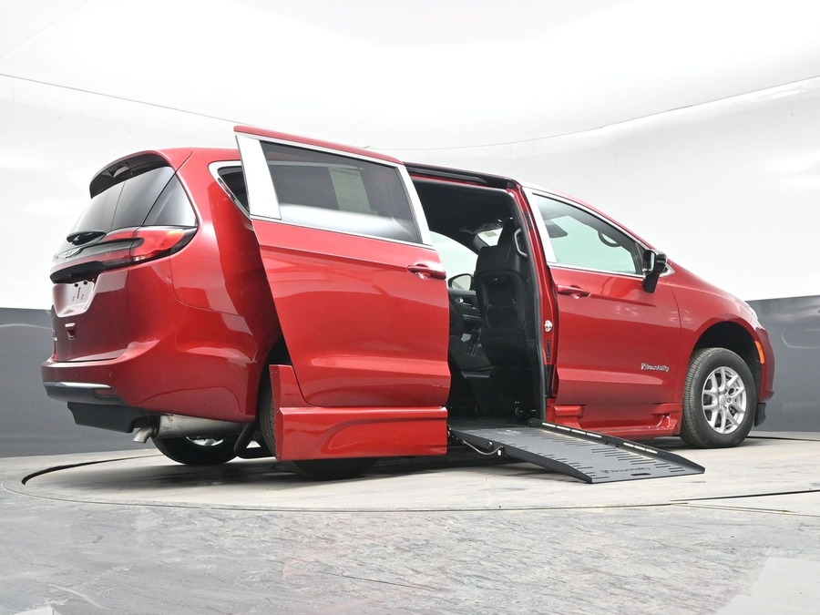 Red Chrysler Pacifica image number 18