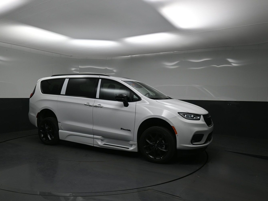 White Chrysler Pacifica image number 14
