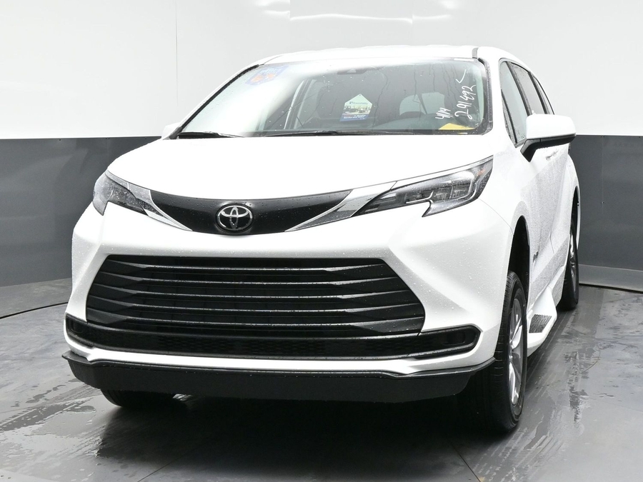 New 2026 Toyota Sienna Hybrid LE - BraunAbility Side Entry Entry Fold Out Automatic Ramp