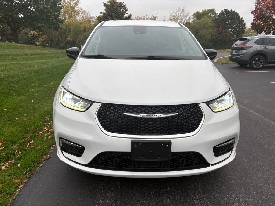 White Chrysler Pacifica with Rear Entry Manual Fold Out ramp