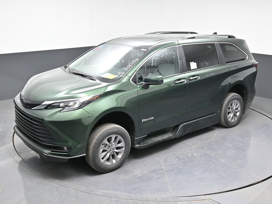 New 2026 Toyota Sienna Hybrid XLE Base - BraunAbility Side Entry Fold Out Automatic Ramp