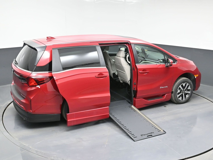 Red Honda Odyssey image number 13