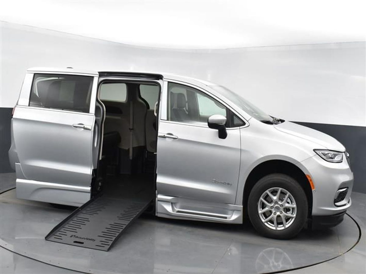 Silver Chrysler Pacifica image number 7