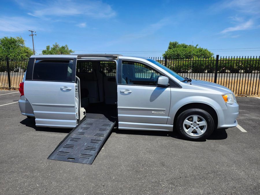 Used 2012 Dodge Grand Caravan SXT - BraunAbility Side Entry Entry Fold Out Automatic Ramp