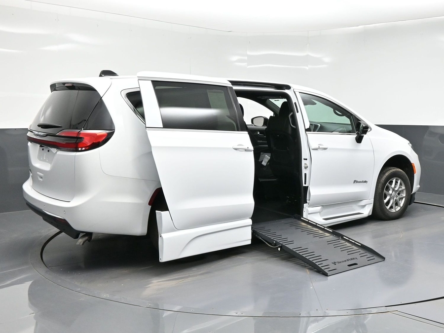 White Chrysler Pacifica image number 9